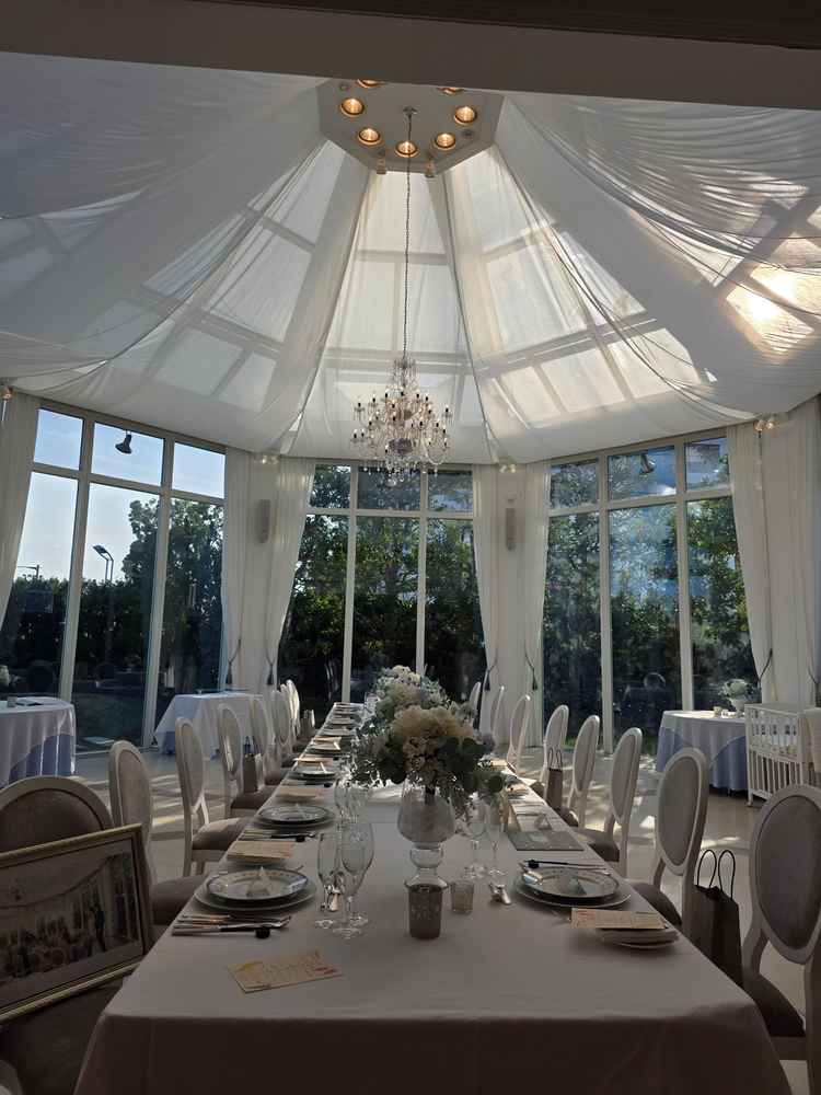 気兼ねなく歓談できるスペース 天井がおしゃれ