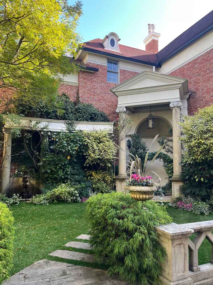 披露宴会場のテラスの写真。空を見上げてもビルなどは視界に入らず雰囲気が保たれていました。