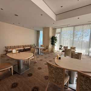 待合室。かなり広々として、和やかな雰囲気でした。