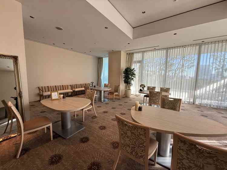 待合室。かなり広々として、和やかな雰囲気でした。