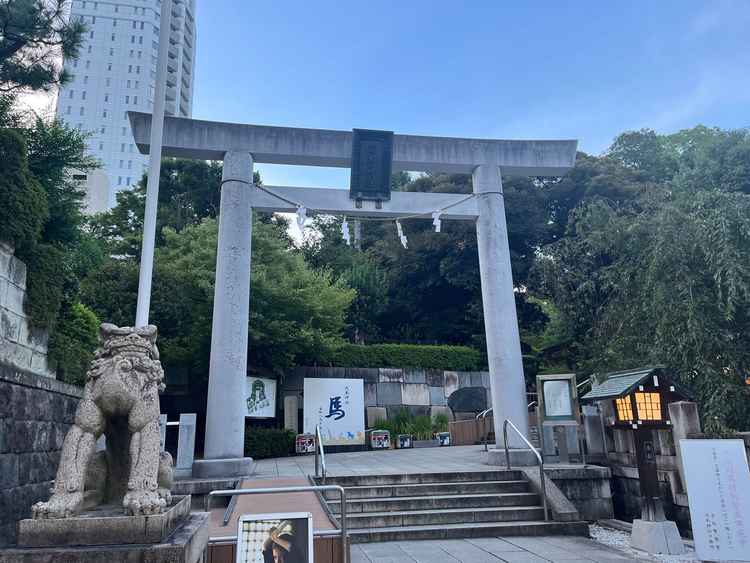 鳥居、駅からのアクセスが良い。