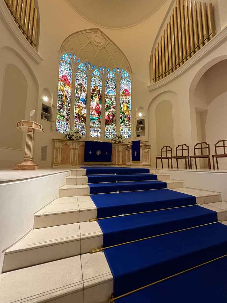 ブルーのバージンロード。壁や床は白すぎないので、ウェディングドレスも綺麗に見えると思います。