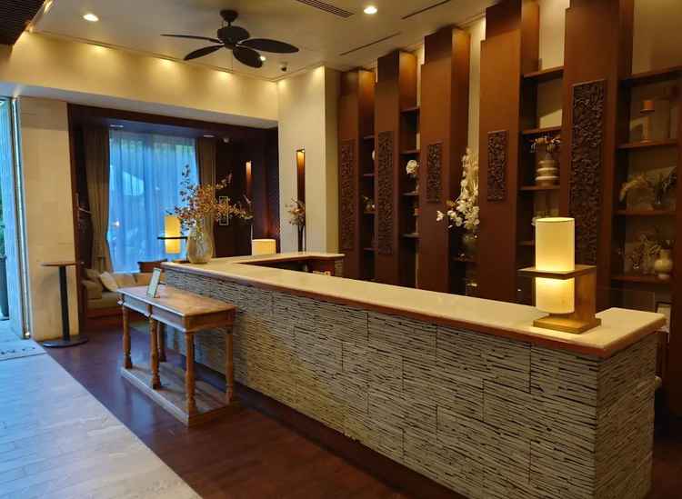 建物の中に入ると、バリ島の雰囲気を感じる落ち着いたロビー