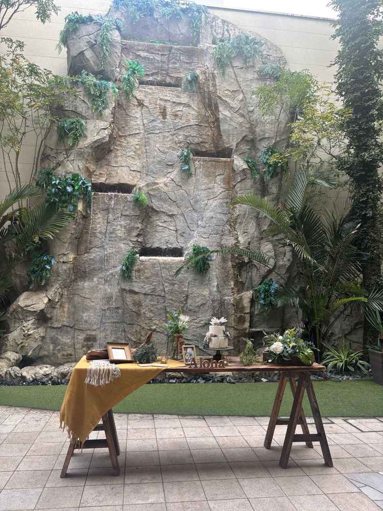 披露宴会場(カイ マウナ)外のガーデンテラスの写真。都会に立地していながら自然を感じることが出来る。