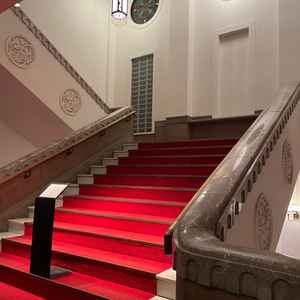 披露宴会場、式場に向かう間にある階段の写真です。こちらで写真が撮れるそうです。