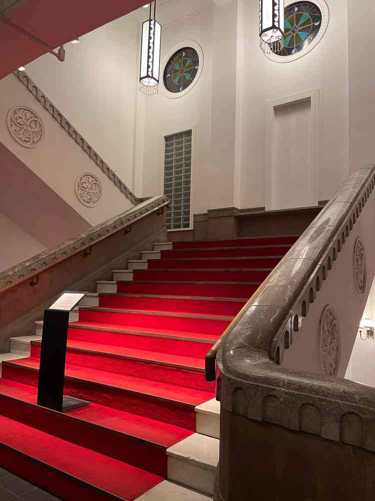 披露宴会場、式場に向かう間にある階段の写真です。こちらで写真が撮れるそうです。