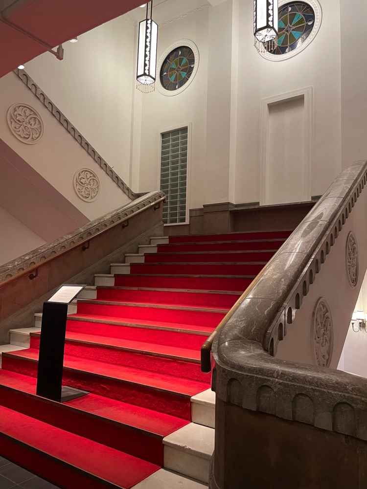 披露宴会場、式場に向かう間にある階段の写真です。こちらで写真が撮れるそうです。