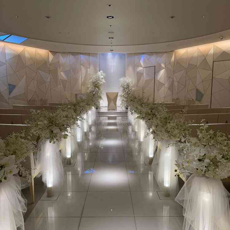 チャペルの写真です。ライトの色味は数種類くらい変えれました。