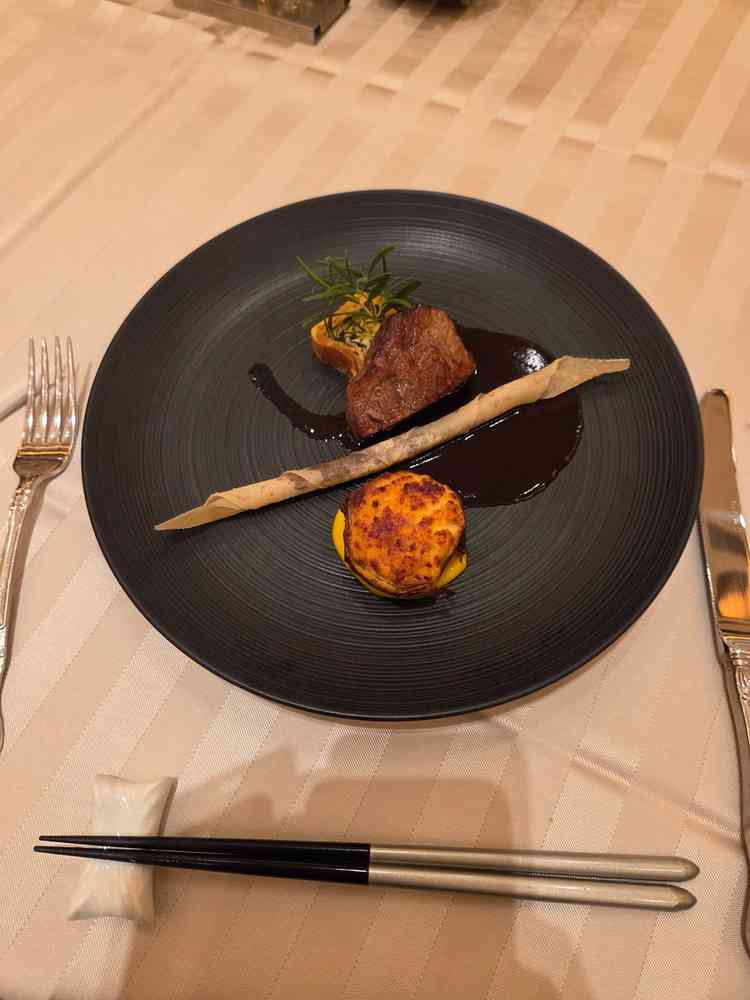 メイン料理もとても美味しかったです。お肉の焼き加減を個人個人で変更できるとのことでした。