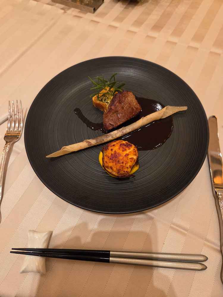 メイン料理もとても美味しかったです。お肉の焼き加減を個人個人で変更できるとのことでした。