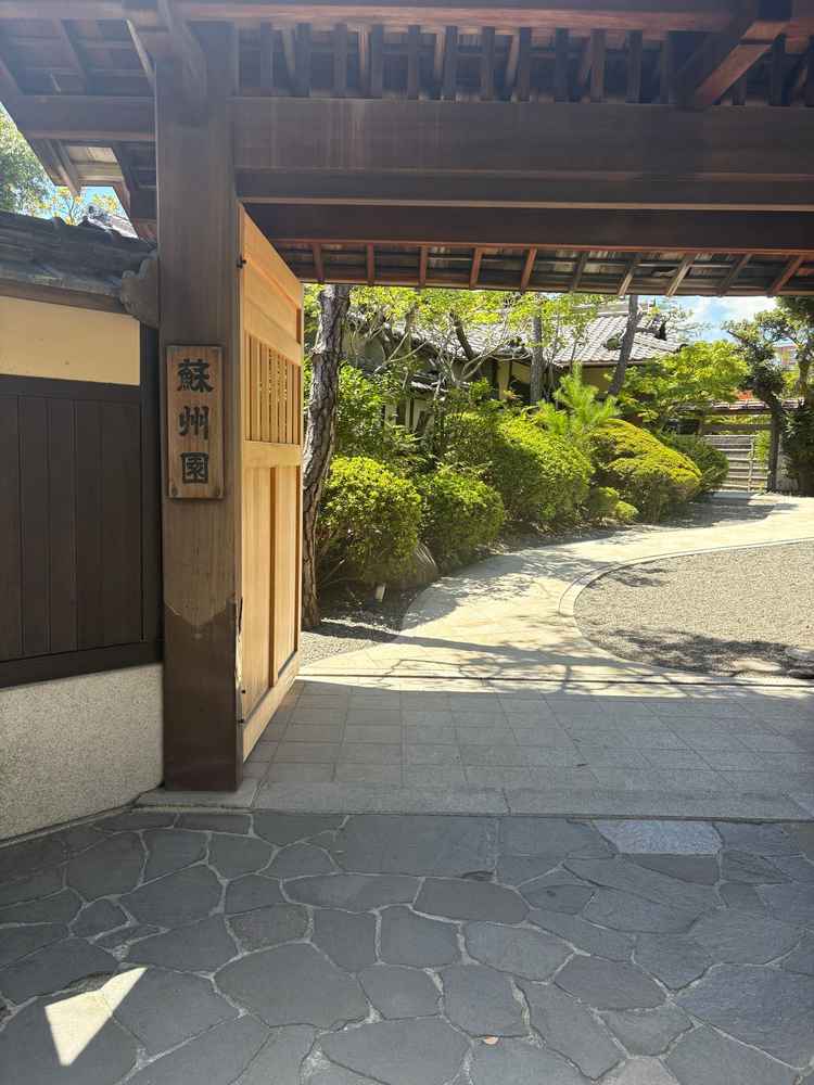 蘇州園の入り口。ここで当日ドレス姿の写真を撮ることができる。