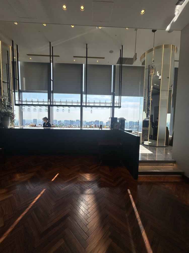 待ち合いラウンジ。右手に進むとゆったり座れるソファがあり、大きな窓にゲストへのメッセージが書ける。