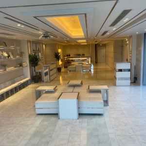 ゲストの待合室の中に、受付やトイレやバーカウンターも、外にはテラスもあって、とっても広々して良かった