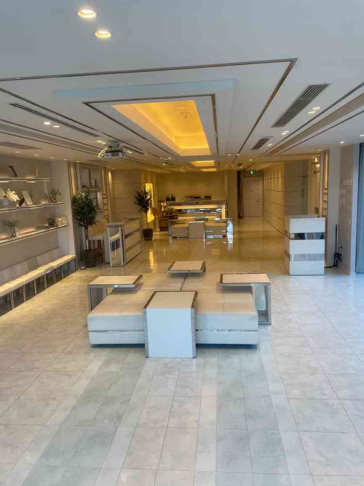 ゲストの待合室の中に、受付やトイレやバーカウンターも、外にはテラスもあって、とっても広々して良かった