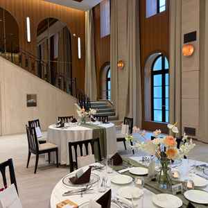 披露宴会場です。クリーム色を基調としていて大階段が特徴的でした。