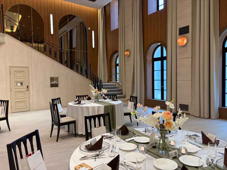 披露宴会場です。クリーム色を基調としていて大階段が特徴的でした。