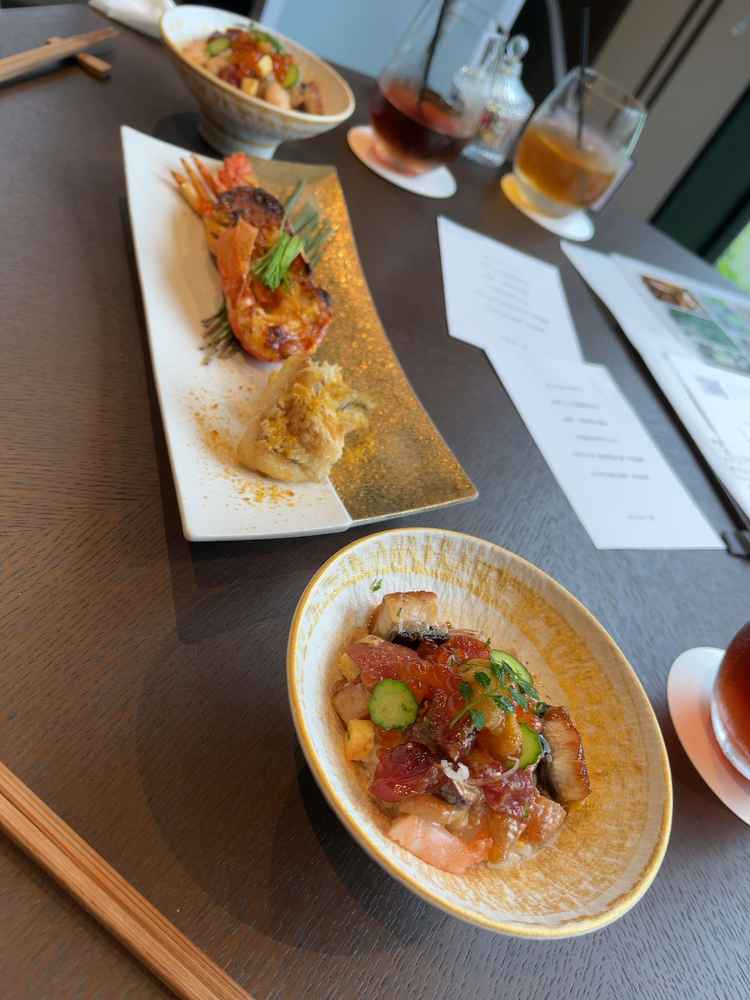 メインとちらし寿司です。