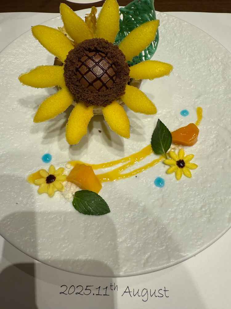 試食したデザートです。夏らしいひまわりのデザインです。全て食べられました。