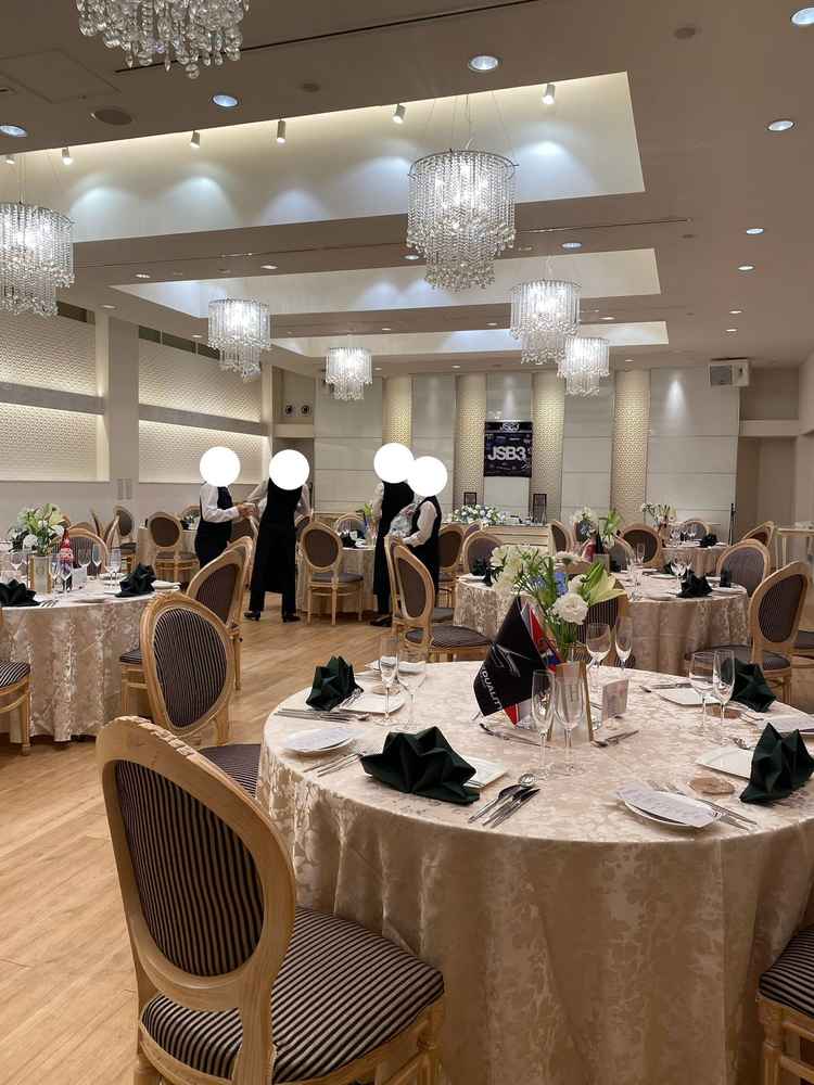 披露宴会場。窓がなくこちらも天候に左右されない会場。