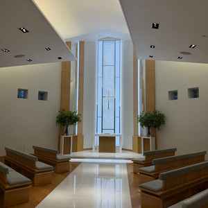 挙式会場。椅子が斜めになっているのが特徴的で、入場の際にゲストが振り返りやすいつくりだった。