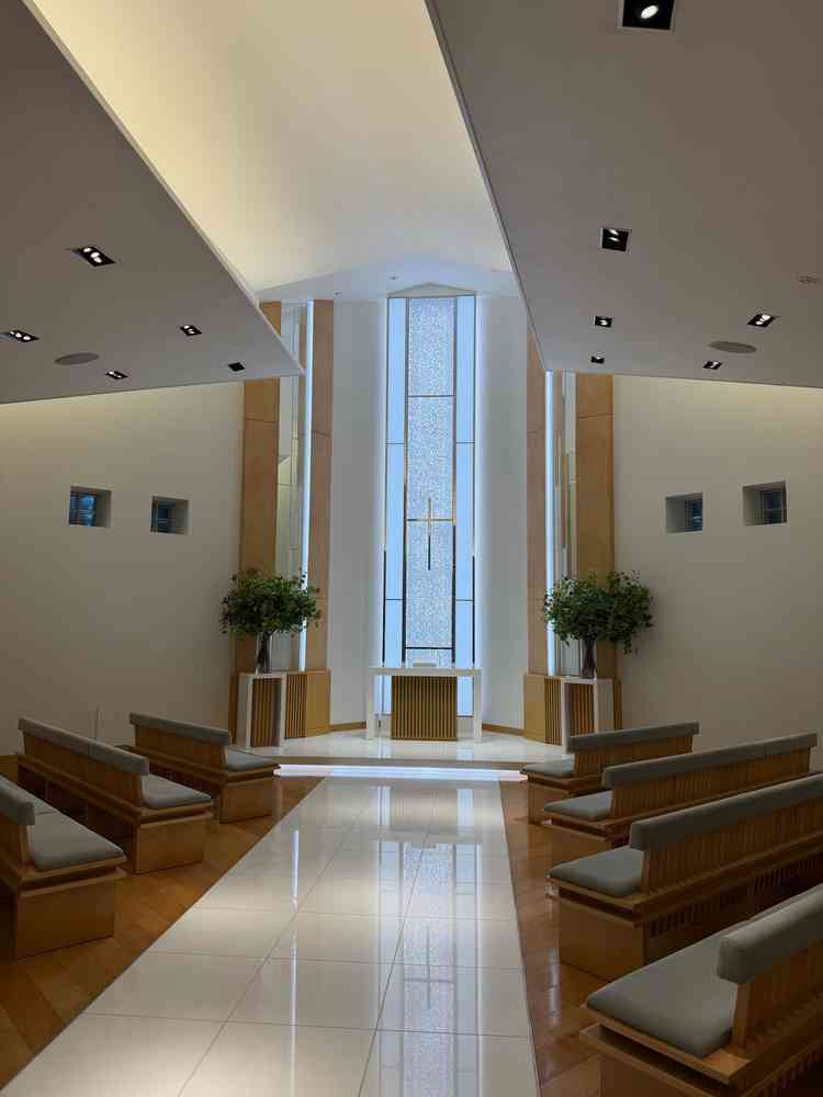 挙式会場。椅子が斜めになっているのが特徴的で、入場の際にゲストが振り返りやすいつくりだった。