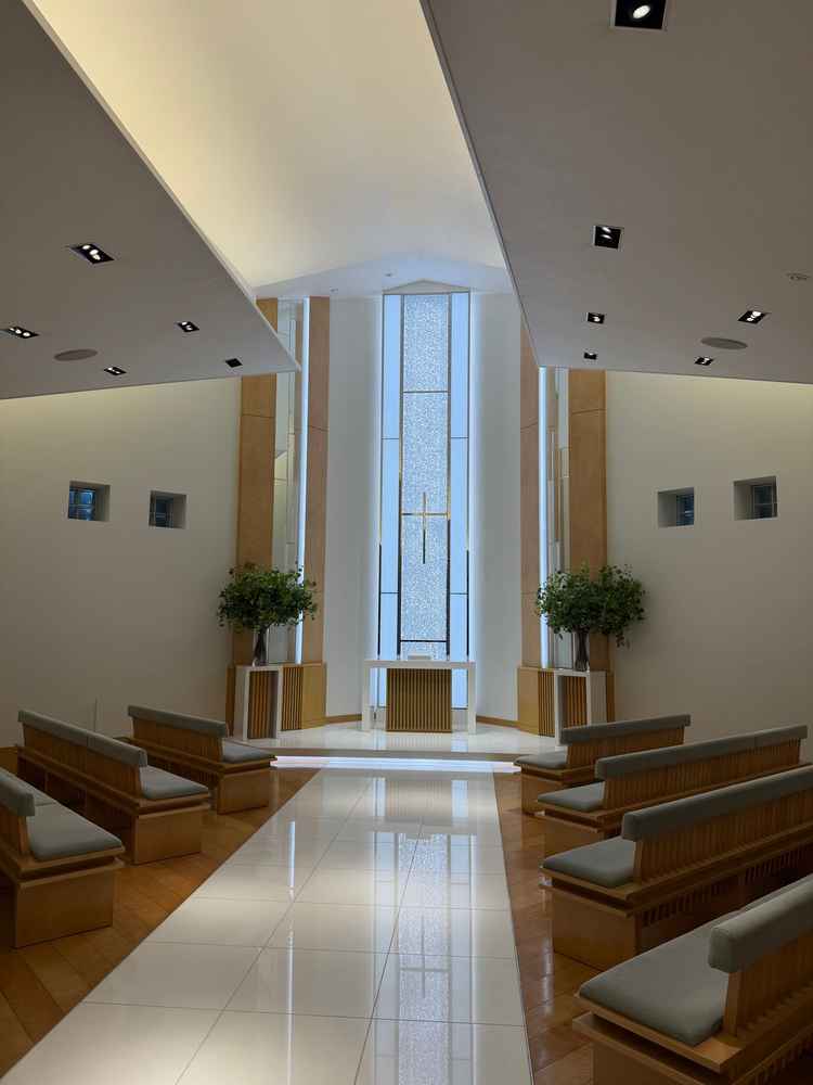 挙式会場。椅子が斜めになっているのが特徴的で、入場の際にゲストが振り返りやすいつくりだった。