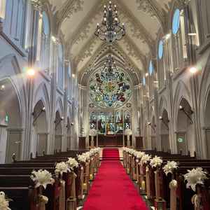 天井も高く、入った瞬間に目に入るステンドグラスがとても印象的。