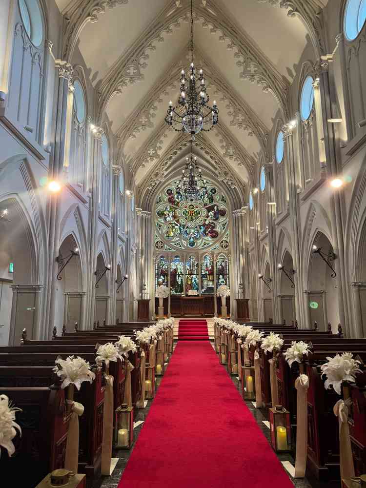 天井も高く、入った瞬間に目に入るステンドグラスがとても印象的。