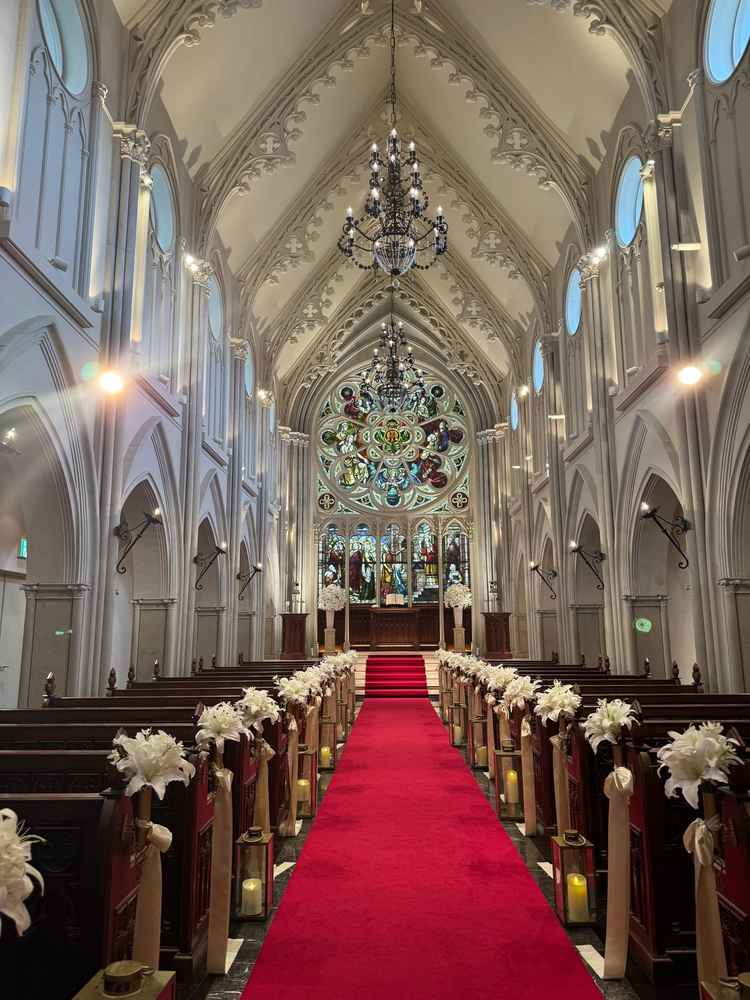 天井も高く、入った瞬間に目に入るステンドグラスがとても印象的。