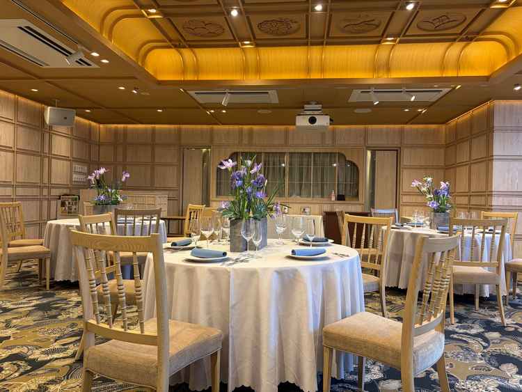 少人数向けの披露宴会場。とても高級感があり、天井から床のデザインまでこだわりを感じるものでした。