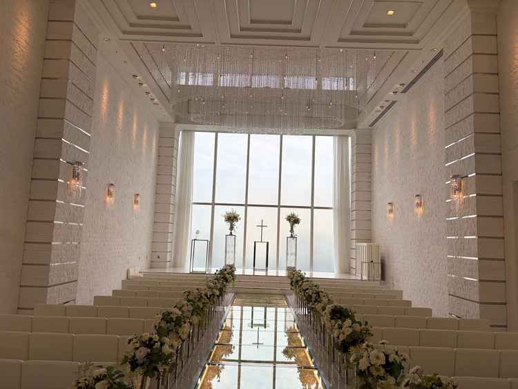 白基調のチャペル。窓の下側はスモークガラスによって、周りのビルなどが見えないようになっている。