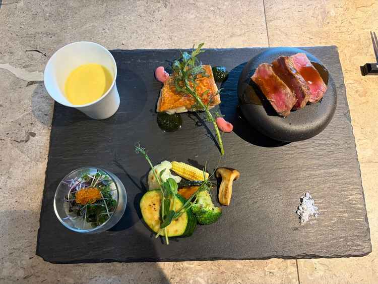 見学時には、ワンプレートでコース料理を少しずついただけました。