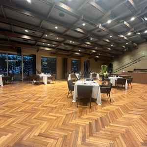 披露宴を行える会場。少人数にも対応できる会場。スクリーンが大きくて良かった。