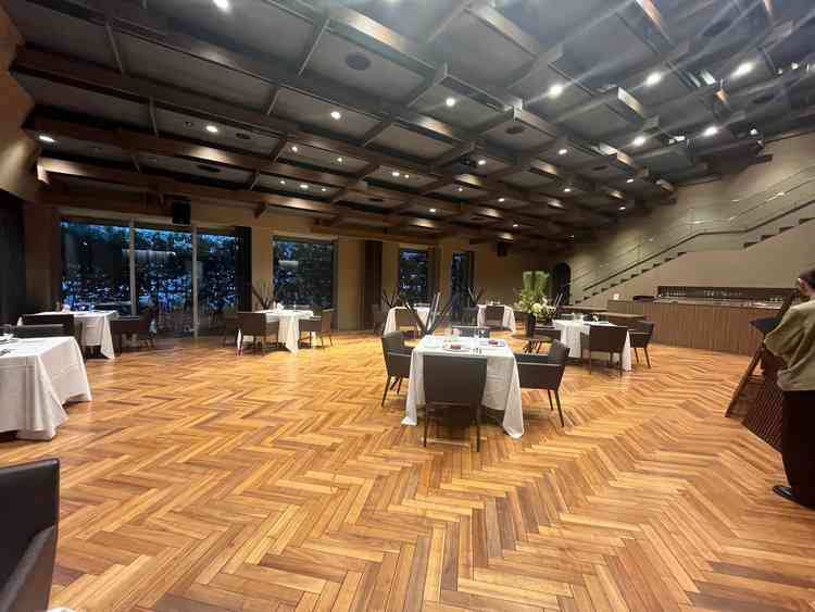 披露宴を行える会場。少人数にも対応できる会場。スクリーンが大きくて良かった。