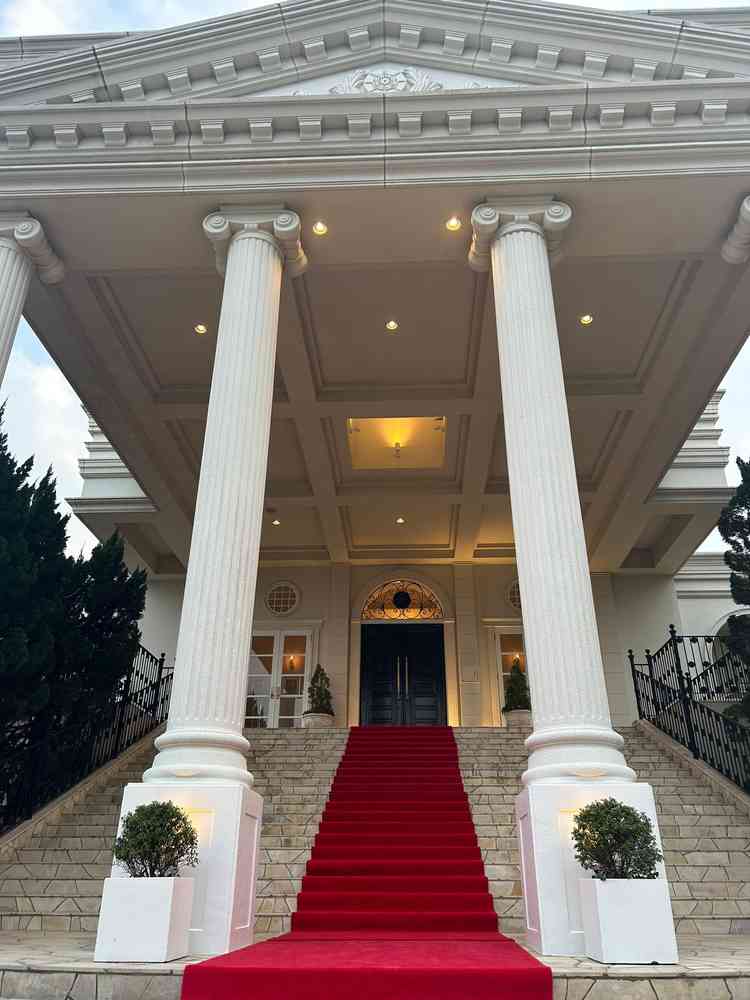 もう一つの会場のビクトリアハウス。こちらがメイン会場となっており、全体的にホワイトハウスより大きい。