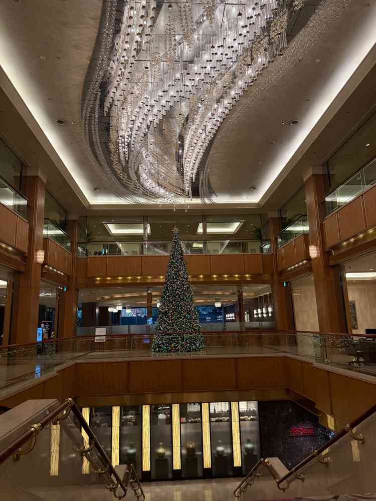 天の川に見立てたシャンデリアはかなり綺麗。11月中旬からは大きなクリスマスツリーも出てかなりの迫力