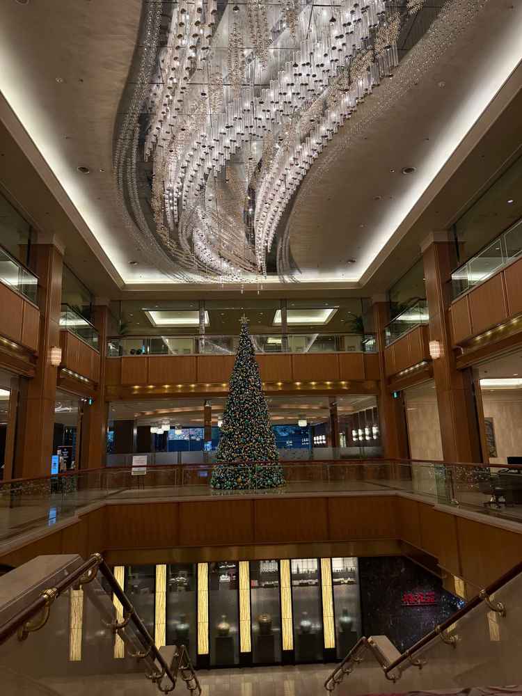 天の川に見立てたシャンデリアはかなり綺麗。11月中旬からは大きなクリスマスツリーも出てかなりの迫力