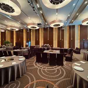 ホテル挙式のイメージ通りの会場でした。横長の会場なのでどこからでも高砂が見えそうでした。