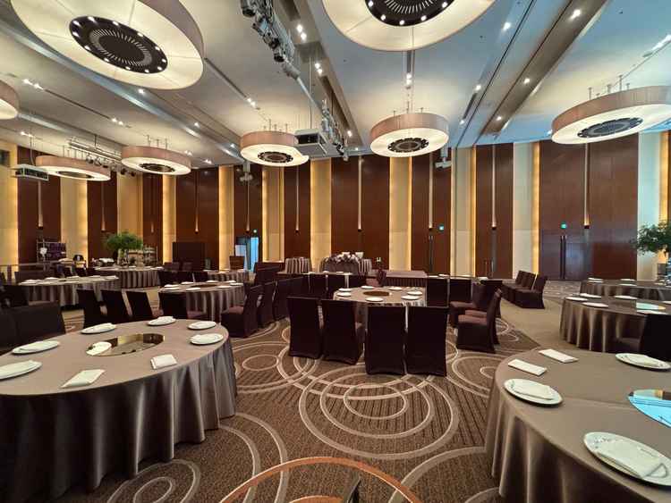 ホテル挙式のイメージ通りの会場でした。横長の会場なのでどこからでも高砂が見えそうでした。