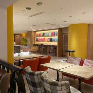 参列者の待合室についてもお洒落な雰囲気でポップコーンバーなど楽しませるオプションをつけること可能。