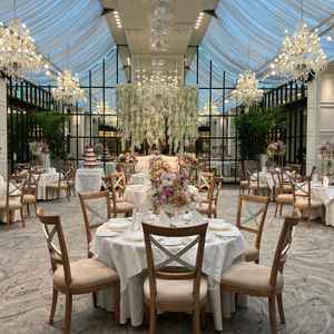 グラスハウス邸。オープンキッチンがあり、室内にいながらも自然光がたっぷりと差し込む可愛らしい会場です