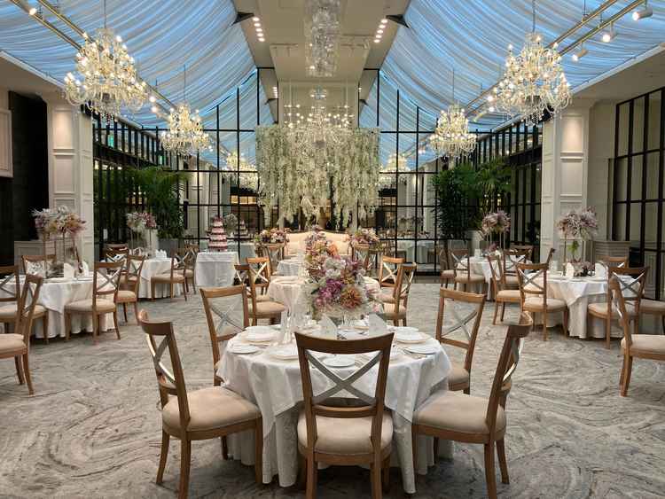 グラスハウス邸。オープンキッチンがあり、室内にいながらも自然光がたっぷりと差し込む可愛らしい会場です