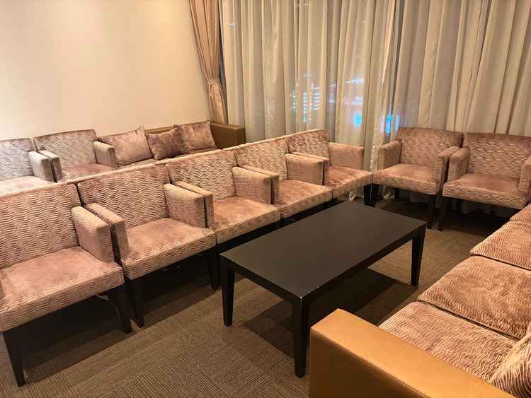 両家それぞれの待合室があり、広い