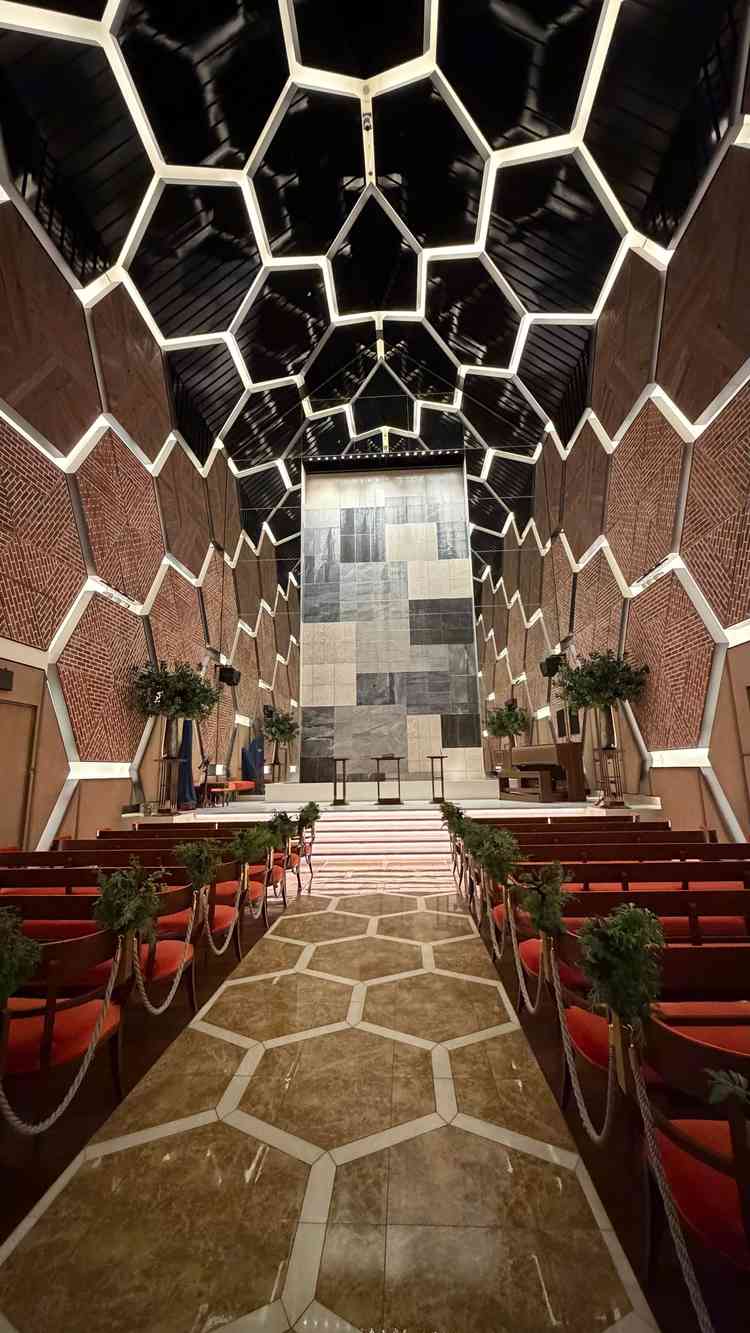 真ん中に滝があり、水の音がすることで神聖な雰囲気がかもしだされていました。赤い椅子も可愛かったです。