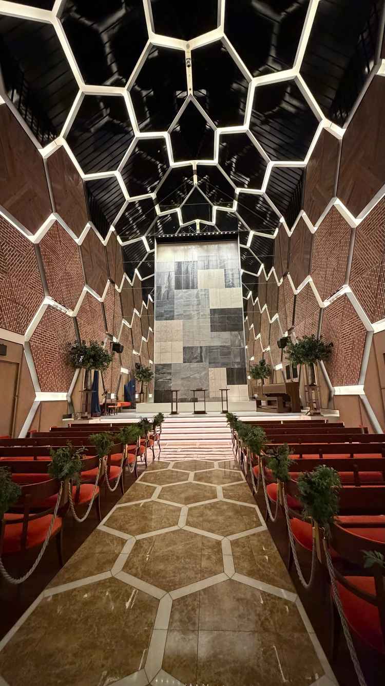 真ん中に滝があり、水の音がすることで神聖な雰囲気がかもしだされていました。赤い椅子も可愛かったです。