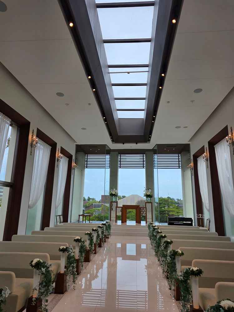 挙式スペースはシンプルで吹き抜けもありきれい