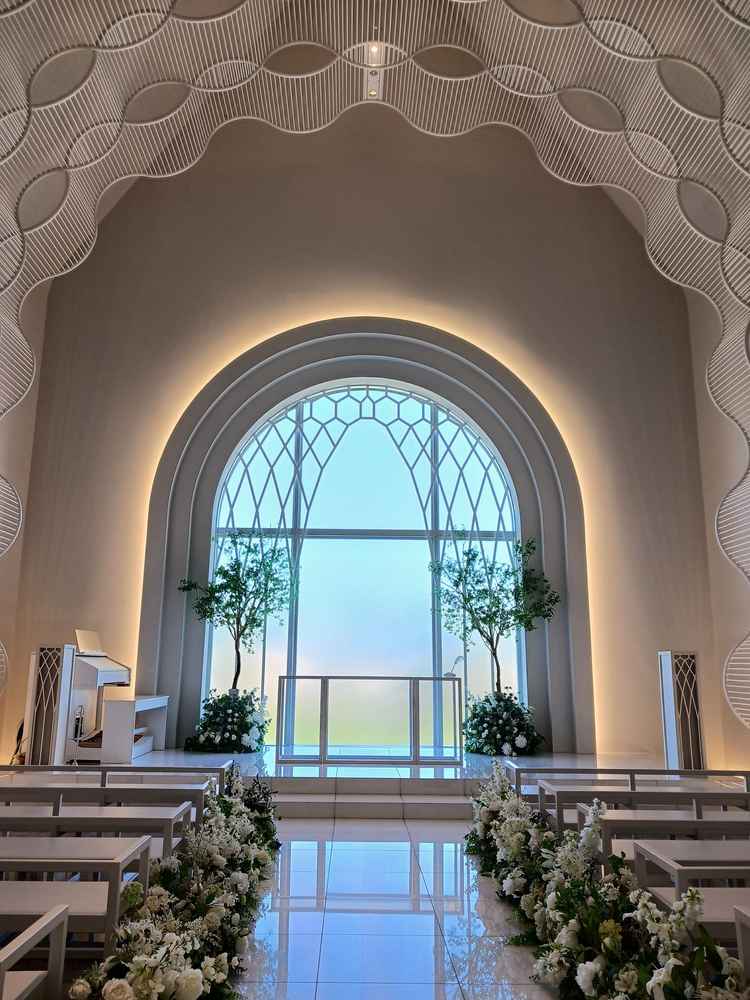 白と緑を貴重とした太陽光をとりこめるチャペル。ドーム状になった天井なので聖歌隊や生演奏もよく響く。