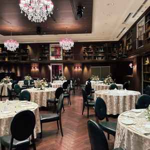 落ち着いた雰囲気の披露宴会場。