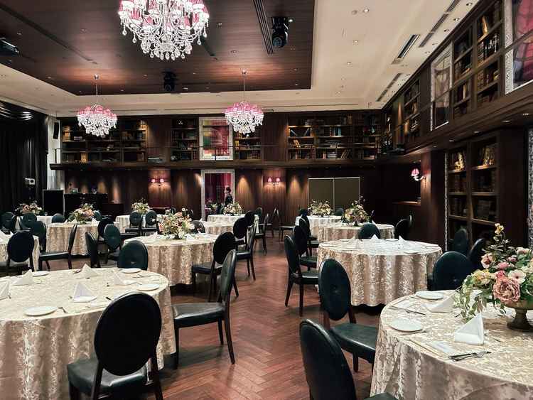 落ち着いた雰囲気の披露宴会場。