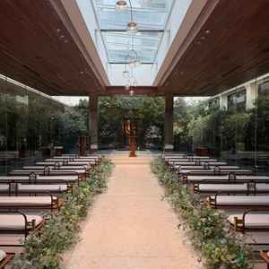 ガラス張りで開放感がある緑に囲まれたチャペル。